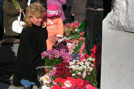 Анфиса Резцова с младшей дочкой Машей возлагают цветы
